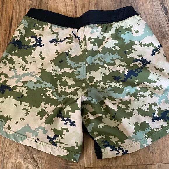 Tachuntfish Men’s Tachuntfish THF athletic shorts in digital camouflage print. - Picture 4 of 6